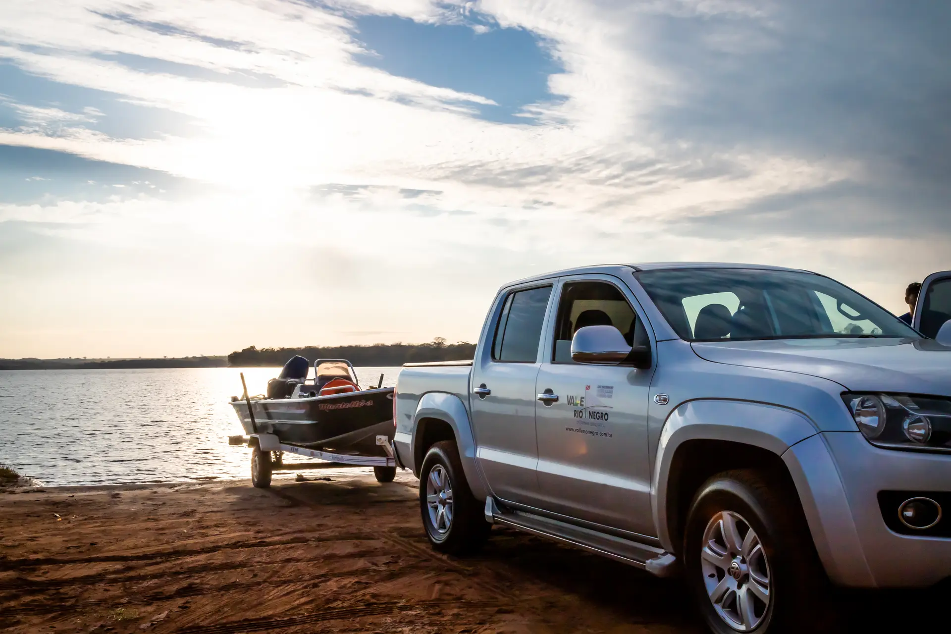 Caminhonete Valle Rio Negro com embarcação à beira do rio