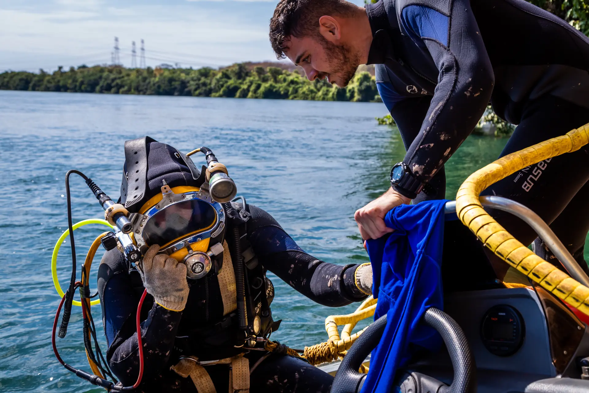 Mergulhador Valle Rio Negro sendo equipado para operação subaquática