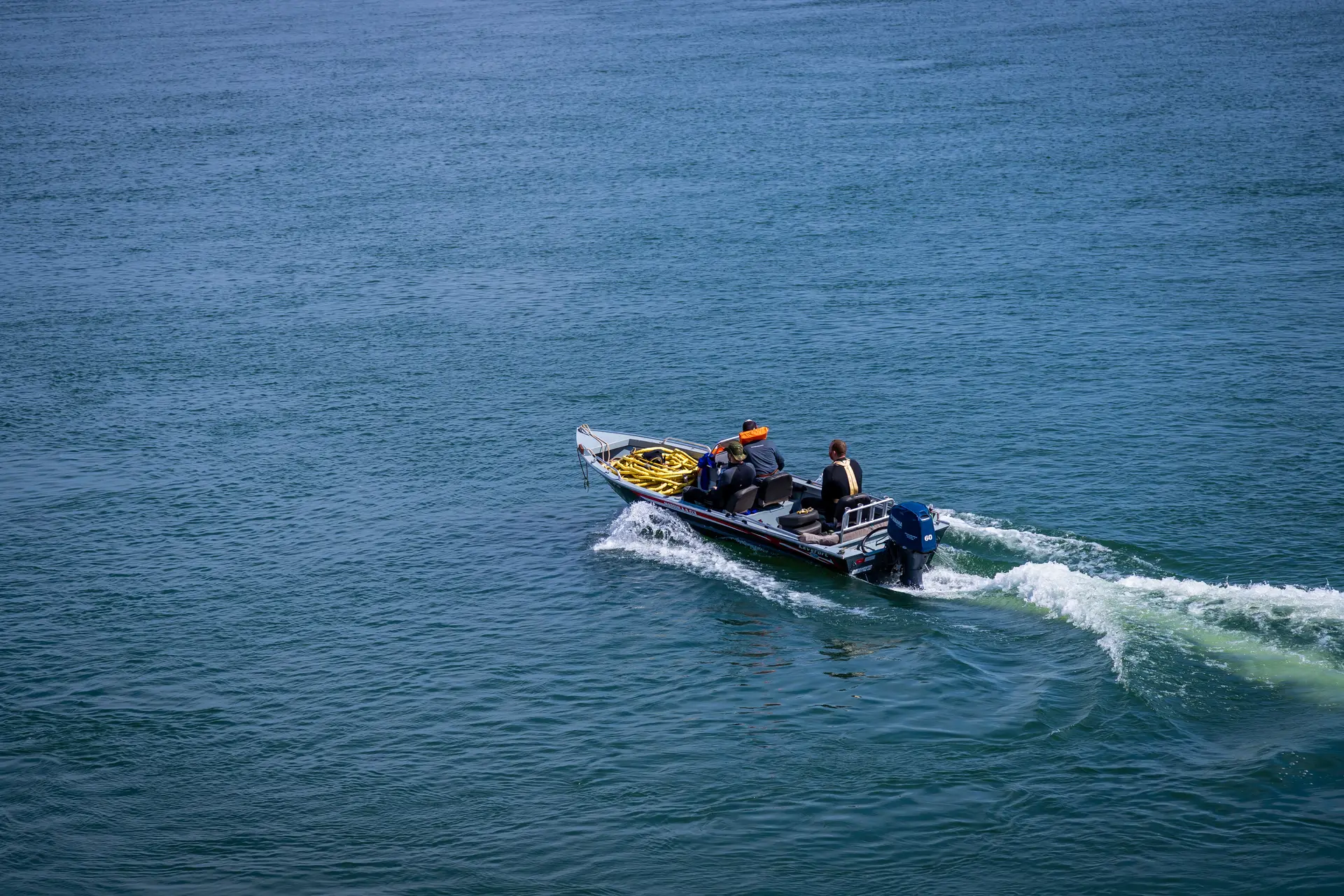 Embarcação Valle Rio Negro navegando em rio de operação