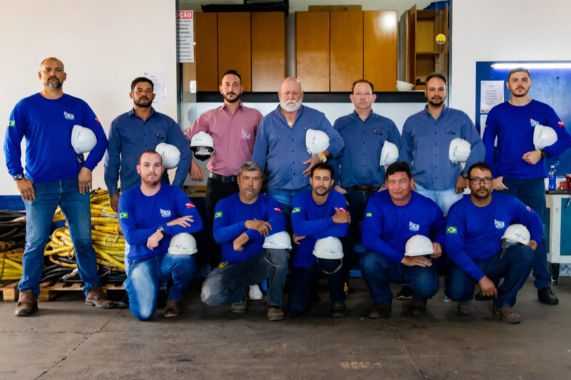 Equipe Valle Rio Negro reunida na sede, em Ilha Solteira, SP